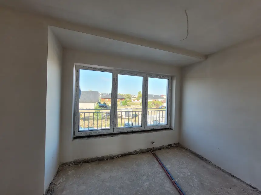 Zrealizowany projekt - wytynkowane pomieszczenie z oknami