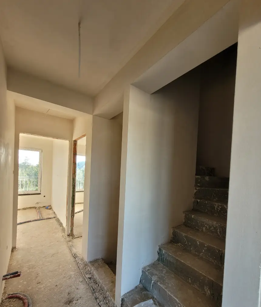 Zrealizowany projekt - wytynkowane pomieszczenie ze schodami