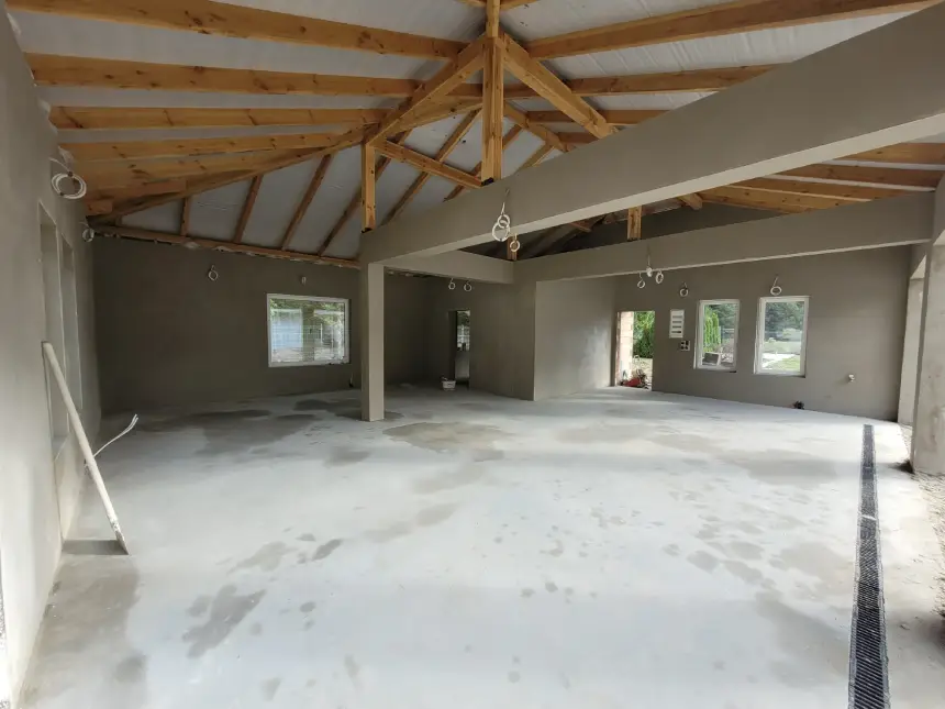 Zrealizowany projekt - wytynkowane pomieszczenie z oknami i filarami