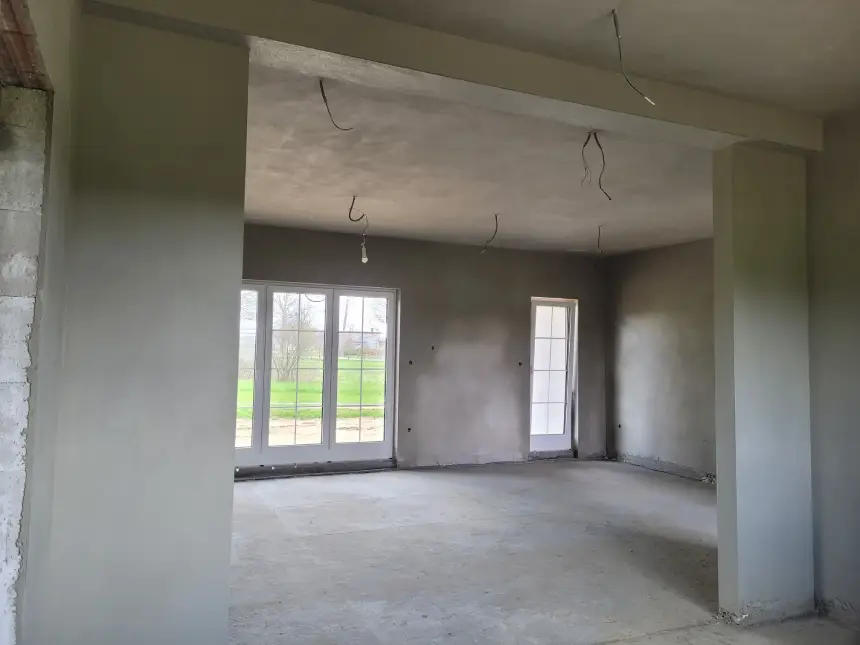 Zrealizowany projekt - wytynkowane pomieszczenie z przejsciem do kolejnego pomieszczenia