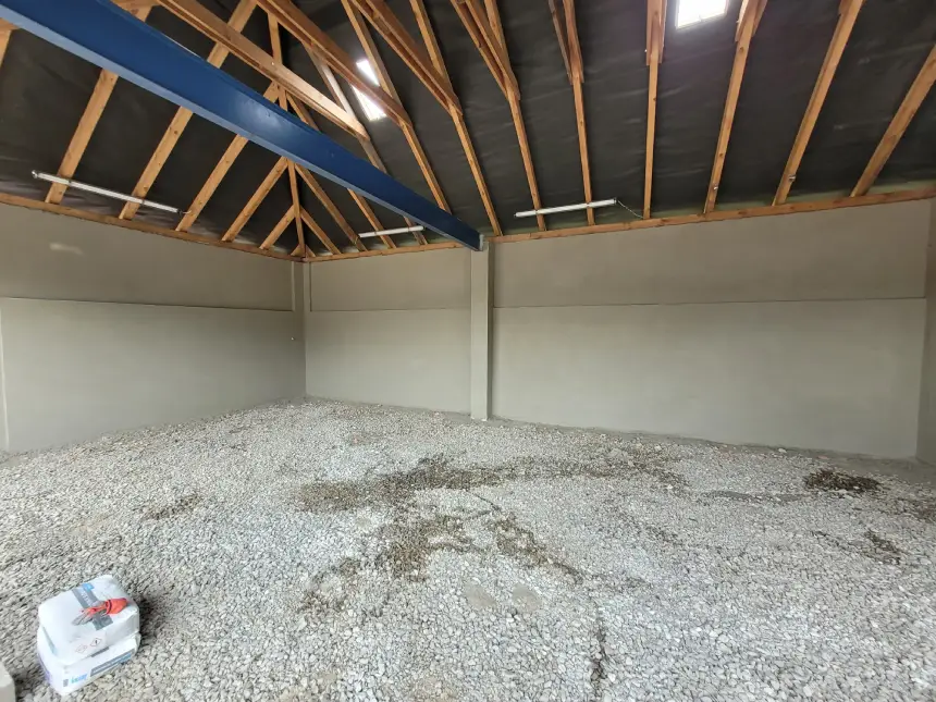 Zrealizowany projekt - wytynkowane pomieszczenie z wysokim sufitem