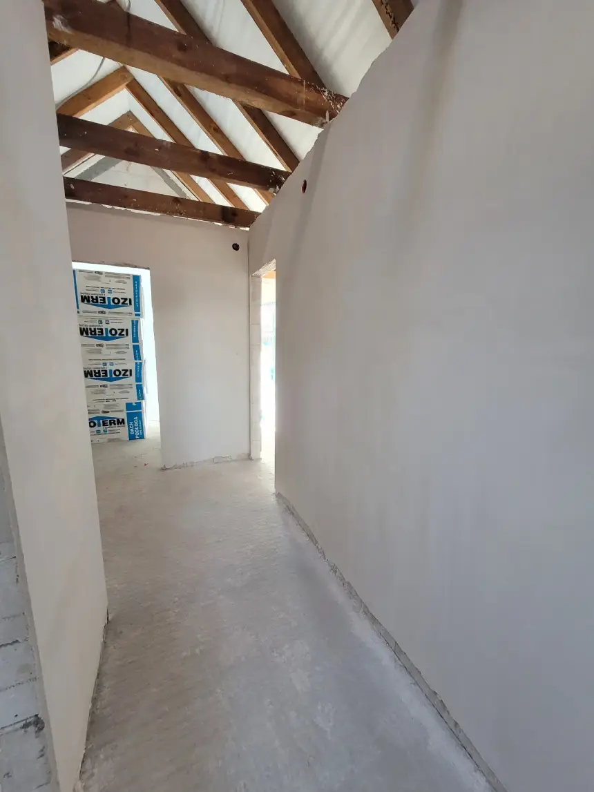 Zrealizowany projekt - wytynkowane pomieszczenie z wąskim korytarzem