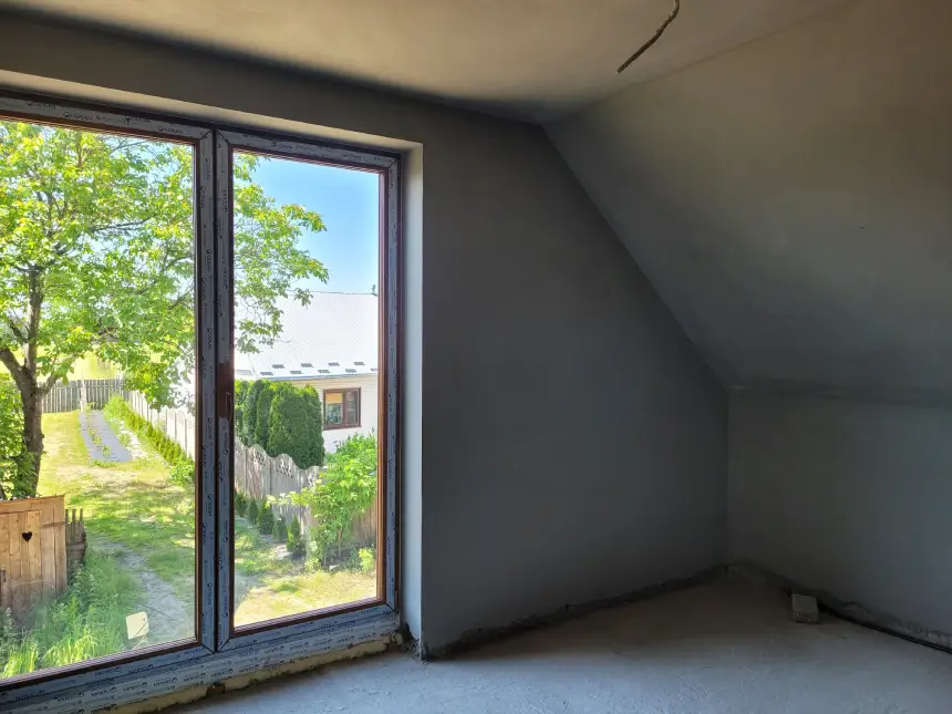 Zrealizowany projekt - wytynkowane pomieszczenie ze skosem przy ścianie